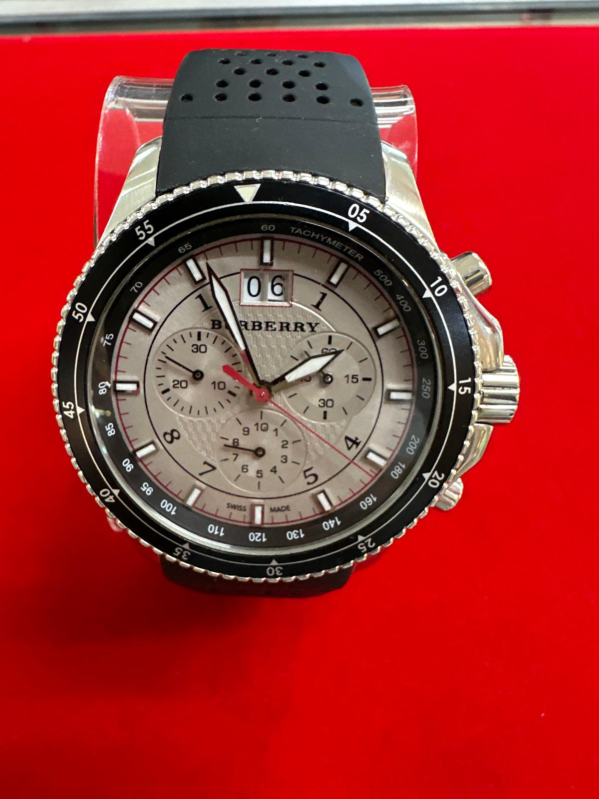 Reloj Burberry goma $119