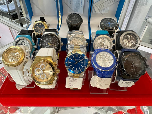 Variedad de relojes Technomarine en liquidación $79 preowned