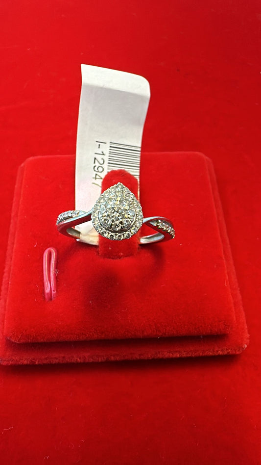 Sortija Oro blanco 14kt 1.6g $169  Size 5 diamantes  Reg $299