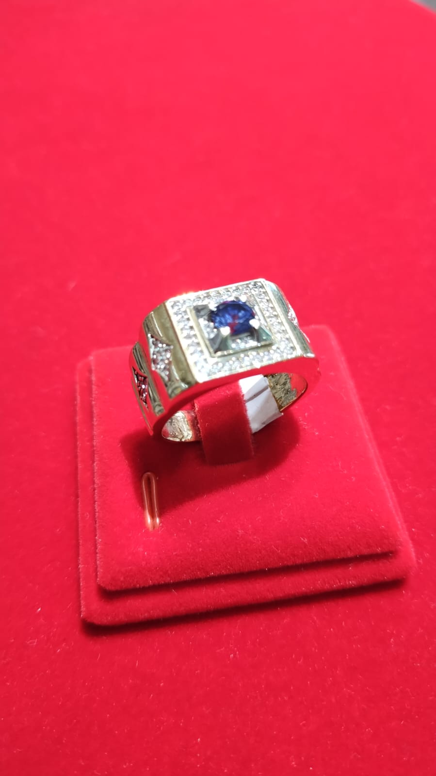 Anillo en oro 10kt con diamantes naturales